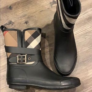 BURBERRY SIZE 10 RAINBOOTS
